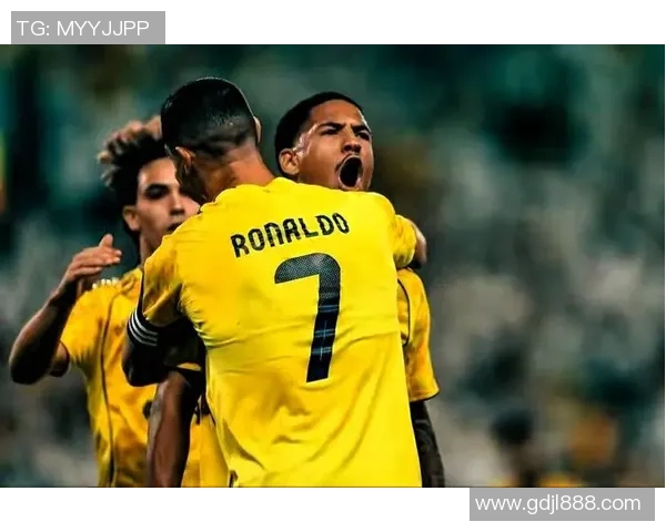 足球明星走进球迷家中共度温馨时光感受热爱与激情